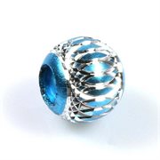 Aluminium perle. Laserskåret mønster. 13 mm. Mellem blå